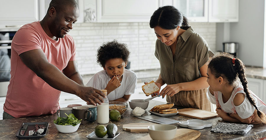 família se alimentando com alimentos que contém lactose, assunto trabalhado no conteúdo sobre diferença entre alergia e intolerância alimentar